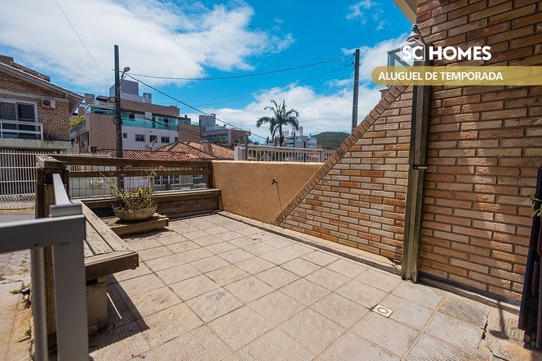 Sobrado no Centro de Bombinhas a 350m do mar