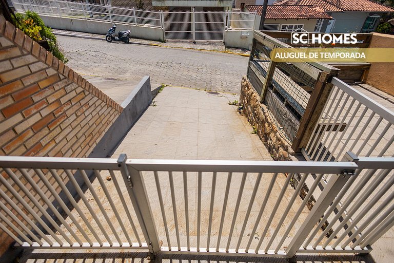 Sobrado no Centro de Bombinhas a 350m do mar