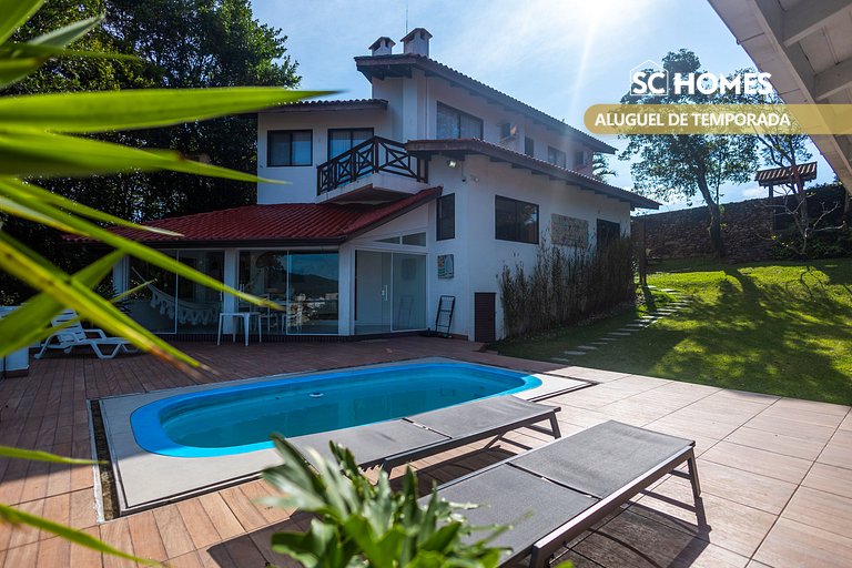 Casa com piscina para até 12 pessoas