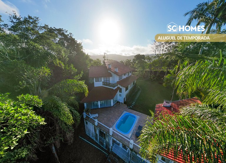 Casa com piscina para até 12 pessoas