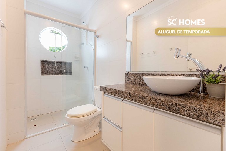 Apartamento com piscina e vista para montanha